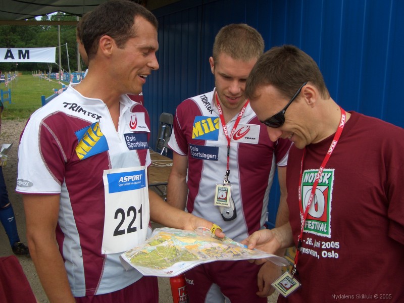 1.16b_PALI_CIMG1203 Thormod diskuterer l�ype og veivalg med Henrik og Erlend