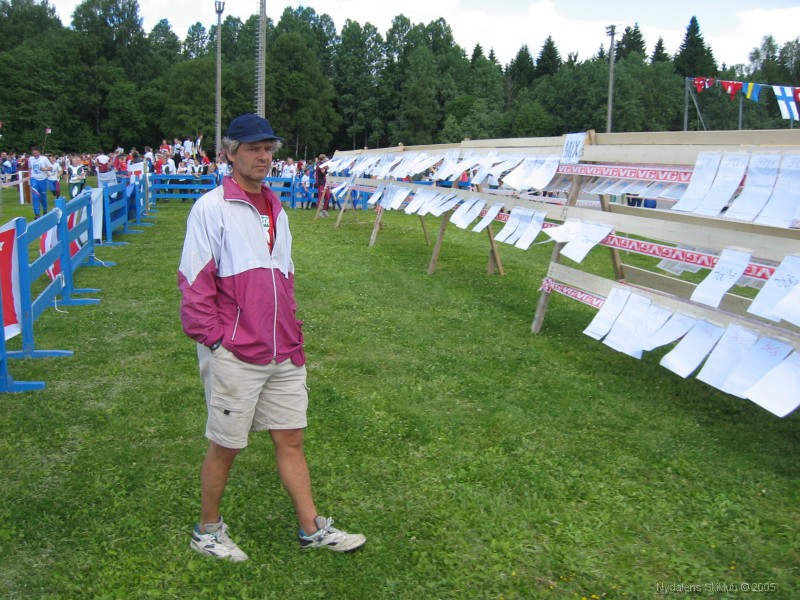 2.08l_RAGNAR_IMG_3835 Carl Hartmark holder kontroll langs kartplankene