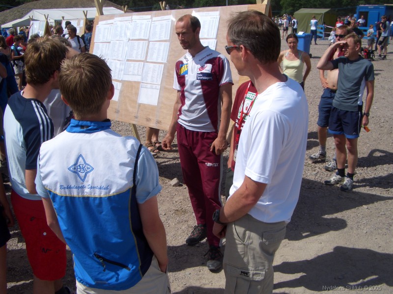 3.22e_PALI_CIMG1291 L�pere diskuterer langstrekk med l�ypelegger Christian