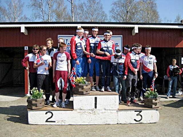 ludde_vifter_med_flagget.jpg
